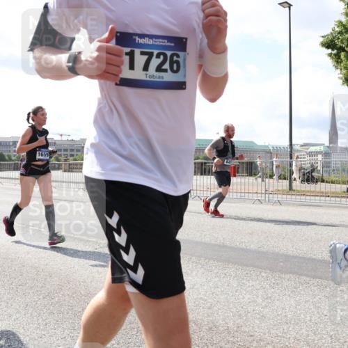 29.06.2025 - hella hamburg halbmarathon Lena Gebhardt http://msf.ph/oto/8351341 29.06.2025 10:01:08 Lombardsbrücke 1659, 1726, 1130, 1387, 1420, 1611, 1726, 2006, 2091, 2354, 2363, 2490, 2936, 3059, 3141, 3425, 3625, 3740, 3983, 4068, 4238, 4249, 4319, 4370, 4616, 4649, 4708, 5033, 5418, 5675, 5870, 6087, 6147, 0000, 6487, 6531, 6591, 6714, 6757, 6835, 6924, 7287, 7658, 7757, 7759, 7761, 7846, 8045, 8046, 8255, 8326, 8478, 8632, 8923, 9124, 9553, 9555, 9577, 9932, 10074, 10188, 10271, 10383, 10576, 11465 meine-sportfotos.de