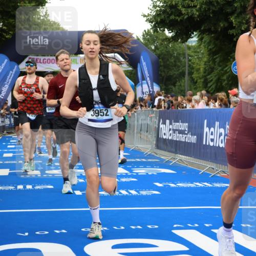 29.06.2025 - hella hamburg halbmarathon Strokosch-Dieckow http://msf.ph/oto/8351638 29.06.2025 10:52:38 Ziel 2287, 2346, 2670, 3952, 3999, 5116, 5194, 6561, 6562, 7475, 9739, 9869, 10115, 11459, 11689, 12450, 12482, 13051, 13301, 14122, 14805, 15001, 16467, 18331, 18982, 19244 meine-sportfotos.de
