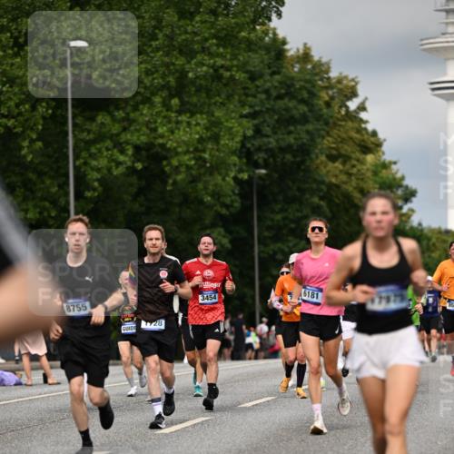 29.06.2025 - hella hamburg halbmarathon Dr. Thomas Lammeyer http://msf.ph/oto/8351682 29.06.2025 10:18:40 Kennedybrücke 1071, 1131, 1480, 1728, 2046, 2690, 3020, 3025, 3454, 3691, 3834, 5191, 6181, 6366, 6717, 6724, 7195, 7442, 7446, 7447, 7881, 8055, 8275, 8522, 8563, 8755, 8854, 8892, 9173, 9663, 9709, 10224, 10977 meine-sportfotos.de