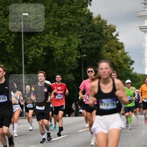 29.06.2025 - hella hamburg halbmarathon Dr. Thomas Lammeyer http://msf.ph/oto/8351734 29.06.2025 10:18:40 Kennedybrücke 1071, 1131, 1480, 1728, 2046, 2690, 3020, 3025, 3454, 3691, 3834, 5191, 6181, 6366, 6717, 6724, 7195, 7442, 7446, 7447, 7881, 8055, 8275, 8522, 8563, 8755, 8854, 8892, 9173, 9663, 9709, 10224, 10977 meine-sportfotos.de