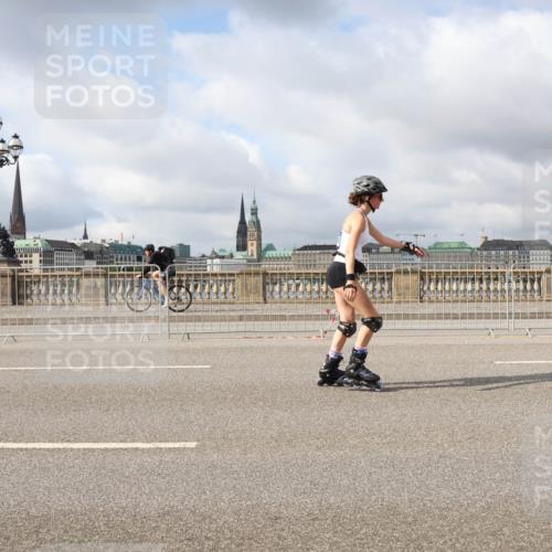 29.06.2025 - hella hamburg halbmarathon Lena Gebhardt http://msf.ph/oto/8351830 29.06.2025 09:09:24 Lombardsbrücke  meine-sportfotos.de