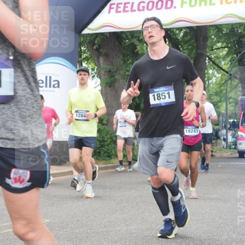 29.06.2025 - hella hamburg halbmarathon KatJ http://msf.ph/oto/8351859 29.06.2025 10:51:00 Zwischen KM18-KM19 1212, 1733, 1851, 2463, 4985, 5653, 7333 meine-sportfotos.de