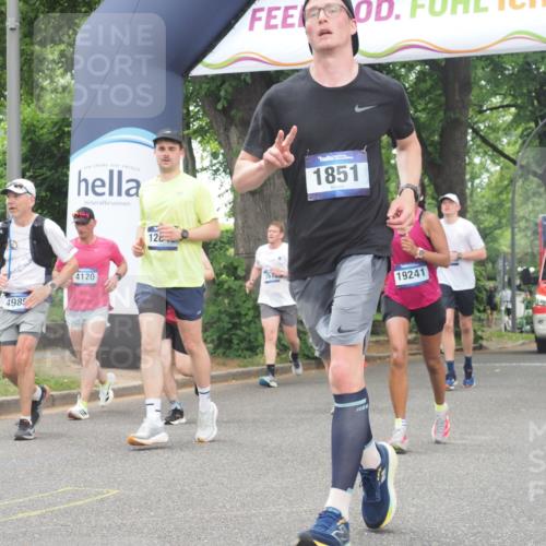 29.06.2025 - hella hamburg halbmarathon KatJ http://msf.ph/oto/8351889 29.06.2025 10:51:00 Zwischen KM18-KM19 1212, 1733, 1851, 2463, 4985, 5653, 7333 meine-sportfotos.de