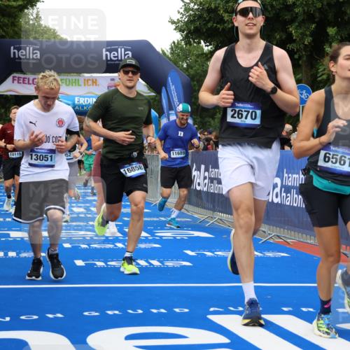 29.06.2025 - hella hamburg halbmarathon Strokosch-Dieckow http://msf.ph/oto/8351906 29.06.2025 10:52:35 Ziel 2346, 2670, 3715, 3952, 3999, 5116, 6561, 6562, 7232, 7475, 9145, 9739, 9869, 10115, 11459, 11689, 12450, 12482, 13051, 13301, 14122, 14561, 15001, 15980, 18982 meine-sportfotos.de