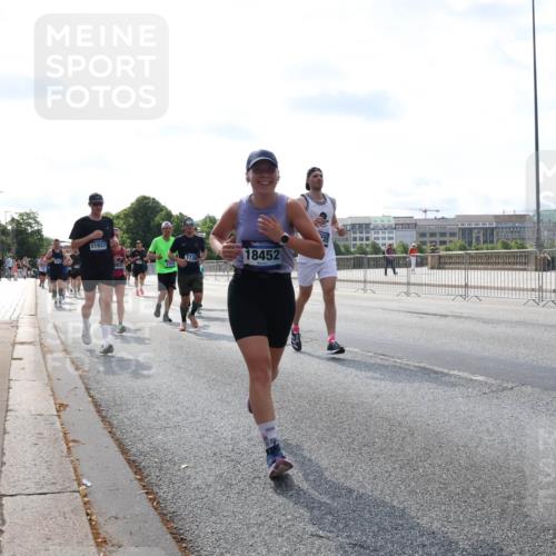 29.06.2025 - hella hamburg halbmarathon Lena Gebhardt http://msf.ph/oto/8351959 29.06.2025 10:01:10 Lombardsbrücke 11937, 18452, 1130, 1387, 1420, 1611, 1726, 2006, 2091, 2354, 2363, 2490, 2936, 3059, 3141, 3425, 3625, 3663, 3740, 3983, 4068, 4238, 4249, 4319, 4370, 4616, 4649, 4708, 5033, 5418, 5675, 5870, 6087, 6147, 0000, 6487, 6531, 6591, 6714, 6757, 6835, 6924, 7287, 7658, 7757, 7759, 7761, 7846, 8030, 8045, 8046, 8191, 8255, 8326, 8478, 8632, 8691, 8923, 9124, 9553, 9555, 9577, 9932, 10074, 10188, 10271, 10383, 10576, 11465 meine-sportfotos.de