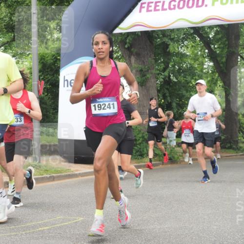 29.06.2025 - hella hamburg halbmarathon KatJ http://msf.ph/oto/8351994 29.06.2025 10:51:01 Zwischen KM18-KM19 1212, 1733, 1851, 2463, 4120, 4985, 5653, 7333 meine-sportfotos.de