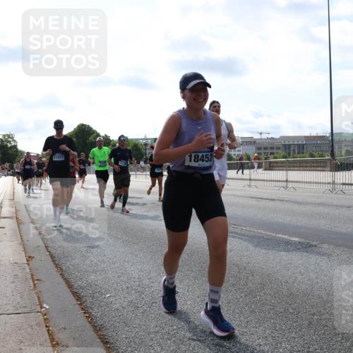 29.06.2025 - hella hamburg halbmarathon Lena Gebhardt http://msf.ph/oto/8351995 29.06.2025 10:01:10 Lombardsbrücke 11937, 18452, 1130, 1387, 1420, 1611, 1726, 2006, 2091, 2354, 2363, 2490, 2936, 3059, 3141, 3425, 3625, 3663, 3740, 3983, 4068, 4238, 4249, 4319, 4370, 4616, 4649, 4708, 5033, 5418, 5675, 5870, 6087, 6147, 0000, 6487, 6531, 6591, 6714, 6757, 6835, 6924, 7287, 7658, 7757, 7759, 7761, 7846, 8030, 8045, 8046, 8191, 8255, 8326, 8478, 8632, 8691, 8923, 9124, 9553, 9555, 9577, 9932, 10074, 10188, 10271, 10383, 10576, 11465 meine-sportfotos.de