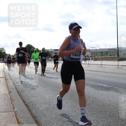 29.06.2025 - hella hamburg halbmarathon Lena Gebhardt http://msf.ph/oto/8352027 29.06.2025 10:01:11 Lombardsbrücke 11937, 1130, 18452, 1130, 1387, 1420, 1726, 2006, 2091, 2354, 2363, 2490, 2936, 3059, 3141, 3425, 3625, 3663, 3740, 3983, 4068, 4238, 4249, 4319, 4370, 4616, 4649, 4708, 5033, 5418, 5675, 5870, 6087, 6147, 0000, 6487, 6531, 6591, 6714, 6757, 6835, 6924, 7287, 7658, 7757, 7759, 7761, 7846, 8030, 8045, 8046, 8191, 8255, 8326, 8478, 8632, 8691, 8923, 9124, 9553, 9555, 9577, 9932, 10074, 10188, 10271, 10383, 10576, 11465 meine-sportfotos.de