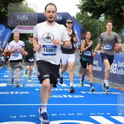 29.06.2025 - hella hamburg halbmarathon Strokosch-Dieckow http://msf.ph/oto/8352047 29.06.2025 10:52:34 Ziel 2346, 2670, 3715, 3952, 5116, 6561, 6562, 7178, 7232, 7475, 9145, 9739, 9869, 10115, 11459, 11689, 11791, 12450, 13051, 13301, 14122, 14561, 15001, 15980, 18982 meine-sportfotos.de