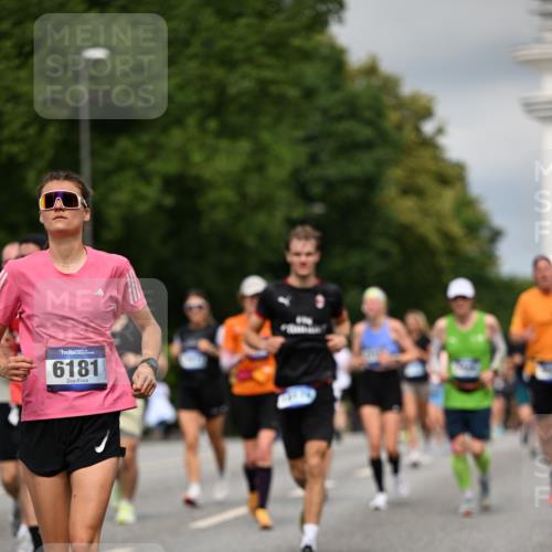 29.06.2025 - hella hamburg halbmarathon Dr. Thomas Lammeyer http://msf.ph/oto/8352113 29.06.2025 10:18:43 Kennedybrücke 1071, 1131, 1480, 1728, 2046, 2690, 3025, 3454, 3507, 3509, 3691, 3834, 4641, 5191, 5800, 6181, 6366, 6717, 6724, 7195, 7442, 7446, 7447, 7881, 8055, 8275, 8522, 8563, 8755, 8854, 8892, 9173, 9663, 9709, 10224, 10589, 10717, 10977 meine-sportfotos.de