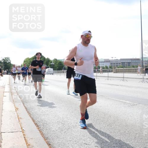 29.06.2025 - hella hamburg halbmarathon Lena Gebhardt http://msf.ph/oto/8352116 29.06.2025 10:13:48 Lombardsbrücke 6717, 1007, 1131, 1194, 1480, 1859, 2055, 2359, 2721, 2904, 2987, 3729, 4001, 4187, 4795, 4950, 4962, 5232, 5546, 5631, 5719, 6026, 6710, 6717, 6724, 7346, 7446, 7447, 7460, 7462, 7913, 8279, 8673, 9128, 9527, 9612, 9631, 10442, 10443, 10977, 11441, 11987, 12313, 12797, 12928, 12929, 13331, 13788, 13928, 15085, 15482, 15663, 15721, 15722, 15840, 16491, 17439, 17472, 17474, 17985, 18041, 18222, 18231, 18236, 18239 meine-sportfotos.de