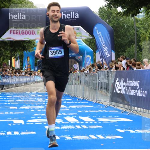 29.06.2025 - hella hamburg halbmarathon Strokosch-Dieckow http://msf.ph/oto/8352169 29.06.2025 10:31:20 Ziel 3955, 4812, 10298, 11857, 12232, 14450, 14548, 19042, 19118 meine-sportfotos.de
