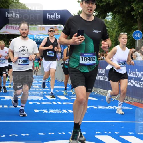 29.06.2025 - hella hamburg halbmarathon Strokosch-Dieckow http://msf.ph/oto/8352204 29.06.2025 10:52:33 Ziel 2346, 2670, 3715, 3952, 6561, 6562, 7178, 7232, 7475, 8371, 8661, 9145, 9739, 10115, 11459, 11689, 11791, 12450, 13051, 13301, 14122, 14561, 15001, 15980, 18982 meine-sportfotos.de