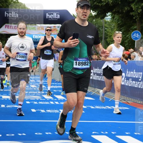 29.06.2025 - hella hamburg halbmarathon Strokosch-Dieckow http://msf.ph/oto/8352257 29.06.2025 10:52:33 Ziel 2346, 2670, 3715, 3952, 6561, 6562, 7178, 7232, 7475, 8371, 8661, 9145, 9739, 10115, 11459, 11689, 11791, 12450, 13051, 13301, 14122, 14561, 15001, 15980, 18982 meine-sportfotos.de