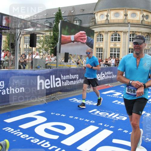 29.06.2025 - hella hamburg halbmarathon Michael Strokosch http://msf.ph/oto/8352281 29.06.2025 10:53:08 Ziel 2208, 3059, 3258, 3334, 4121, 7509, 7864, 8587, 9093, 9537, 12155, 12367, 12910, 14323, 18590, 19208 meine-sportfotos.de