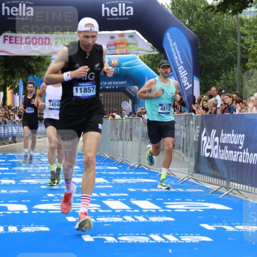 29.06.2025 - hella hamburg halbmarathon Strokosch-Dieckow http://msf.ph/oto/8352432 29.06.2025 10:31:16 Ziel 3201, 3955, 4812, 10017, 10298, 11857, 12232, 13754, 14450, 14548, 19042 meine-sportfotos.de