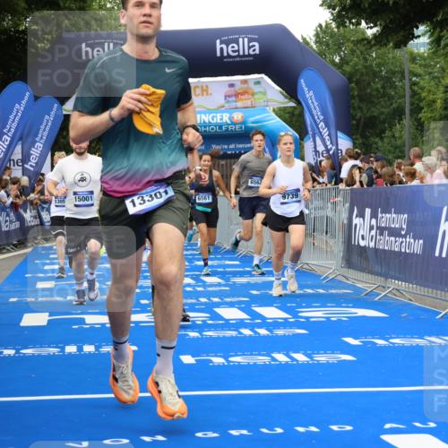 29.06.2025 - hella hamburg halbmarathon Strokosch-Dieckow http://msf.ph/oto/8352439 29.06.2025 10:52:32 Ziel 2346, 2670, 3715, 3952, 6561, 6562, 7178, 7232, 7475, 8371, 8661, 9145, 9739, 9876, 10115, 11459, 11689, 11791, 12450, 13015, 13051, 13301, 14122, 14561, 15001, 15980, 18982 meine-sportfotos.de