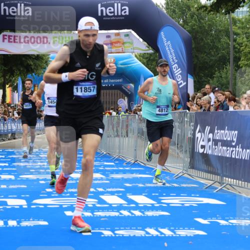 29.06.2025 - hella hamburg halbmarathon Strokosch-Dieckow http://msf.ph/oto/8352481 29.06.2025 10:31:16 Ziel 3201, 3955, 4812, 10017, 10298, 11857, 12232, 13754, 14450, 14548, 19042 meine-sportfotos.de