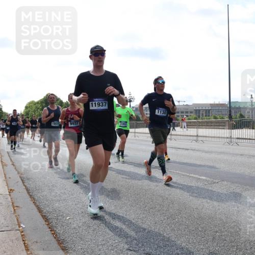 29.06.2025 - hella hamburg halbmarathon Lena Gebhardt http://msf.ph/oto/8352577 29.06.2025 10:01:12 Lombardsbrücke 18029, 9932, 11937, 2363, 1130, 1130, 1387, 1420, 1726, 2006, 2091, 2354, 2363, 2490, 2936, 3059, 3141, 3425, 3625, 3663, 3740, 3983, 4068, 4238, 4249, 4319, 4370, 4616, 4649, 4708, 5033, 5418, 5675, 5870, 6087, 6147, 0000, 6487, 6531, 6591, 6714, 6757, 6835, 6924, 7287, 7658, 7757, 7759, 7761, 7846, 8030, 8045, 8046, 8191, 8255, 8326, 8478, 8632, 8691, 8923, 9124, 9577, 9932, 10074, 10188, 10271, 10383, 10576, 11465 meine-sportfotos.de