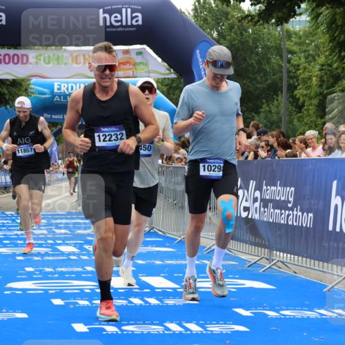 29.06.2025 - hella hamburg halbmarathon Strokosch-Dieckow http://msf.ph/oto/8352656 29.06.2025 10:31:14 Ziel 3201, 3955, 4812, 10017, 10298, 11857, 12232, 13754, 14450, 14548, 18177, 19042 meine-sportfotos.de