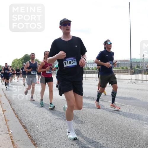 29.06.2025 - hella hamburg halbmarathon Lena Gebhardt http://msf.ph/oto/8352664 29.06.2025 10:01:12 Lombardsbrücke 18029, 9932, 11937, 1130, 1387, 1420, 1726, 2006, 2091, 2354, 2363, 2490, 2936, 3059, 3141, 3425, 3625, 3663, 3740, 3983, 4068, 4238, 4249, 4319, 4370, 4616, 4649, 4708, 5033, 5418, 5675, 5870, 6087, 6147, 0000, 6487, 6531, 6591, 6714, 6757, 6835, 6924, 7287, 7658, 7757, 7759, 7761, 7846, 8030, 8045, 8046, 8191, 8255, 8326, 8478, 8632, 8691, 8923, 9124, 9577, 9932, 10074, 10188, 10271, 10383, 10576, 11465 meine-sportfotos.de