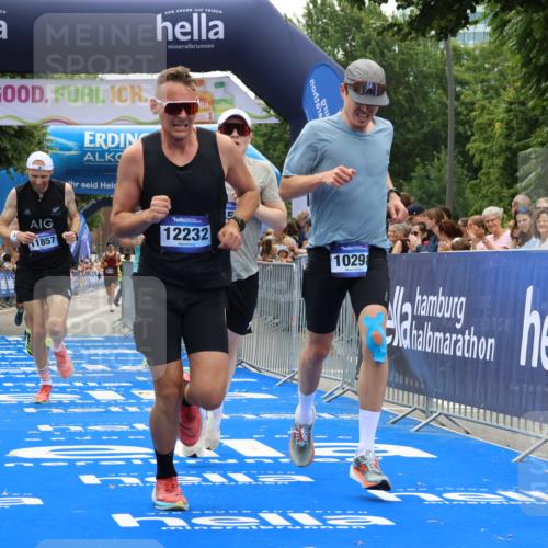 29.06.2025 - hella hamburg halbmarathon Strokosch-Dieckow http://msf.ph/oto/8352691 29.06.2025 10:31:14 Ziel 3201, 3955, 4812, 10017, 10298, 11857, 12232, 13754, 14450, 14548, 18177, 19042 meine-sportfotos.de