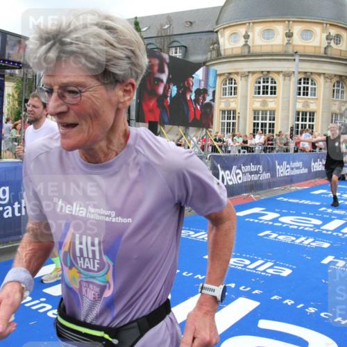 29.06.2025 - hella hamburg halbmarathon Michael Strokosch http://msf.ph/oto/8352749 29.06.2025 10:53:17 Ziel 2074, 2111, 7312, 7383, 8273, 8361, 9142, 12875, 15179, 16929, 16986 meine-sportfotos.de