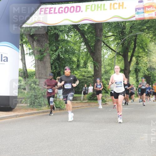 29.06.2025 - hella hamburg halbmarathon KatJ http://msf.ph/oto/8352763 29.06.2025 10:51:14 Zwischen KM18-KM19 5354, 5365, 8578 meine-sportfotos.de