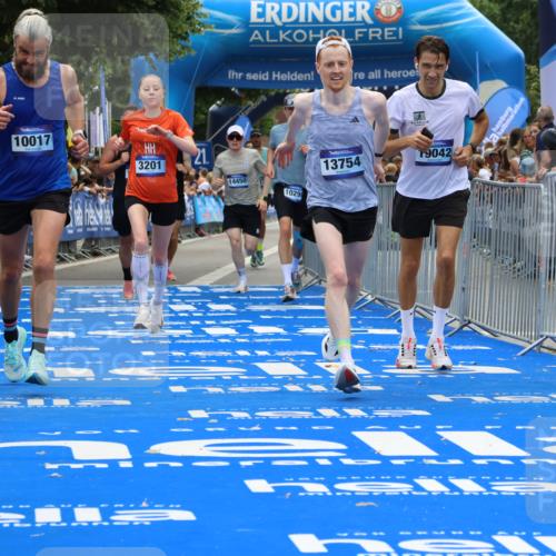 29.06.2025 - hella hamburg halbmarathon Strokosch-Dieckow http://msf.ph/oto/8352792 29.06.2025 10:31:10 Ziel 3201, 4812, 5826, 10017, 10298, 10929, 11857, 12232, 13754, 14450, 14548, 18177, 19042 meine-sportfotos.de