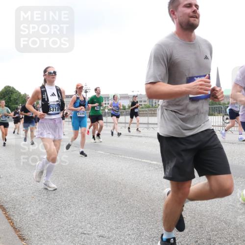 29.06.2025 - hella hamburg halbmarathon Lena Gebhardt http://msf.ph/oto/8352808 29.06.2025 10:48:00 Lombardsbrücke 8310, 304, 7427, 13399, 12, 163, 1045, 1157, 1174, 1175, 1246, 1392, 1618, 1639, 1645, 1701, 1926, 2037, 2163, 2197, 2418, 2491, 2545, 2650, 2704, 2756, 2790, 2882, 2958, 3049, 3320, 3468, 3504, 3679, 3933, 4037, 4327, 4423, 4588, 4856, 5585, 5621, 5622, 5886, 5952, 7240, 7393, 7394, 7427, 7532, 7916, 7970, 8077, 8310, 8521, 8550, 8774, 9356, 9687, 9696, 9697, 9921, 10145, 10658, 10777, 10794, 10991, 11351, 11548, 11730, 11742, 11781, 11802, 11909, 12431 meine-sportfotos.de