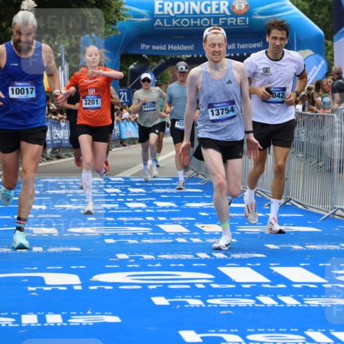 29.06.2025 - hella hamburg halbmarathon Strokosch-Dieckow http://msf.ph/oto/8352869 29.06.2025 10:31:10 Ziel 3201, 4812, 5826, 10017, 10298, 10929, 11857, 12232, 13754, 14450, 14548, 18177, 19042 meine-sportfotos.de