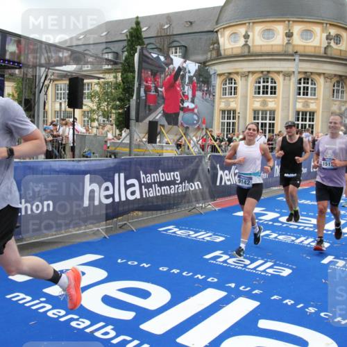 29.06.2025 - hella hamburg halbmarathon Michael Strokosch http://msf.ph/oto/8352987 29.06.2025 10:53:21 Ziel 1683, 2074, 2354, 4065, 7312, 7383, 8273, 8361, 9142, 11844, 12490, 12875, 15179, 15681, 15838, 16929, 18134, 18901 meine-sportfotos.de