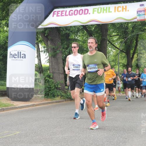 29.06.2025 - hella hamburg halbmarathon KatJ http://msf.ph/oto/8352998 29.06.2025 10:51:21 Zwischen KM18-KM19 1194, 8561 meine-sportfotos.de