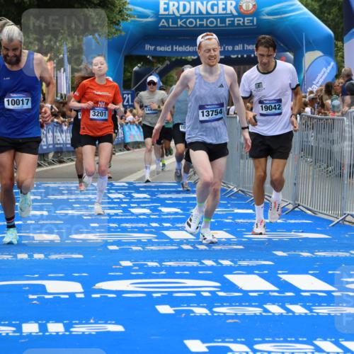 29.06.2025 - hella hamburg halbmarathon Strokosch-Dieckow http://msf.ph/oto/8353039 29.06.2025 10:31:10 Ziel 3201, 4812, 5826, 10017, 10298, 10929, 11857, 12232, 13754, 14450, 14548, 18177, 19042 meine-sportfotos.de