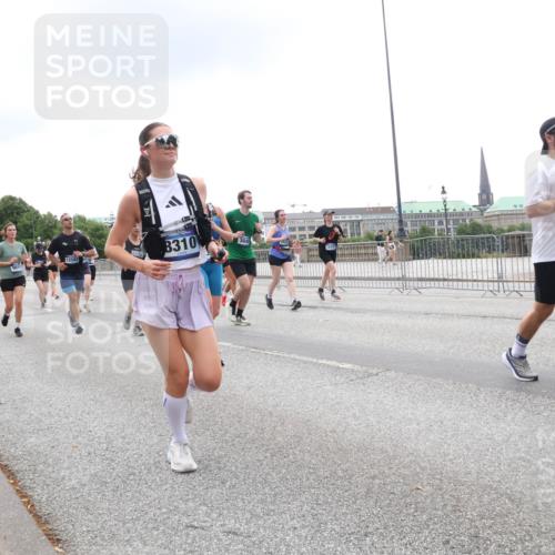 29.06.2025 - hella hamburg halbmarathon Lena Gebhardt http://msf.ph/oto/8353074 29.06.2025 10:48:00 Lombardsbrücke 8310, 791, 124, 1045, 1157, 1174, 1175, 1246, 1392, 1618, 1639, 1645, 1701, 1926, 2037, 2163, 2197, 2418, 2491, 2545, 2650, 2704, 2756, 2790, 2882, 2958, 3049, 3320, 3468, 3504, 3679, 3933, 4037, 4327, 4423, 4588, 4856, 5585, 5621, 5622, 5886, 5952, 7240, 7393, 7394, 7427, 7532, 7916, 7970, 8077, 8310, 8521, 8550, 8774, 9356, 9687, 9696, 9697, 9921, 10145, 10658, 10777, 10794, 10991, 11351, 11548, 11730, 11742, 11781, 11802, 11909, 12431 meine-sportfotos.de