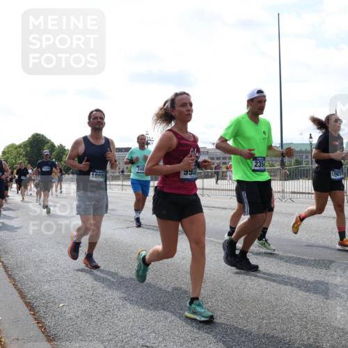 29.06.2025 - hella hamburg halbmarathon Lena Gebhardt http://msf.ph/oto/8353108 29.06.2025 10:01:13 Lombardsbrücke 1420, 15240, 18029, 249, 2354, 1743, 1130, 1387, 1420, 1726, 2006, 2091, 2354, 2363, 2490, 2936, 3059, 3141, 3425, 3625, 3663, 3740, 3983, 4068, 4238, 4249, 4319, 4370, 4616, 4649, 4708, 5033, 5418, 5570, 5675, 5870, 6087, 6147, 0000, 6487, 6531, 6591, 6714, 6757, 6835, 6924, 7287, 7658, 7757, 7759, 7761, 7846, 8030, 8045, 8046, 8191, 8255, 8326, 8478, 8632, 8691, 8923, 9124, 9932, 10074, 10188, 10271, 10383, 10576, 11465 meine-sportfotos.de