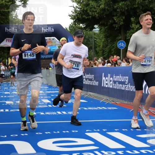 29.06.2025 - hella hamburg halbmarathon Strokosch-Dieckow http://msf.ph/oto/8353283 29.06.2025 10:52:28 Ziel 3715, 6561, 6562, 7178, 7232, 8371, 8661, 9145, 9739, 9876, 11791, 13015, 13211, 13301, 14561, 15001, 15144, 15980, 17997, 18982 meine-sportfotos.de