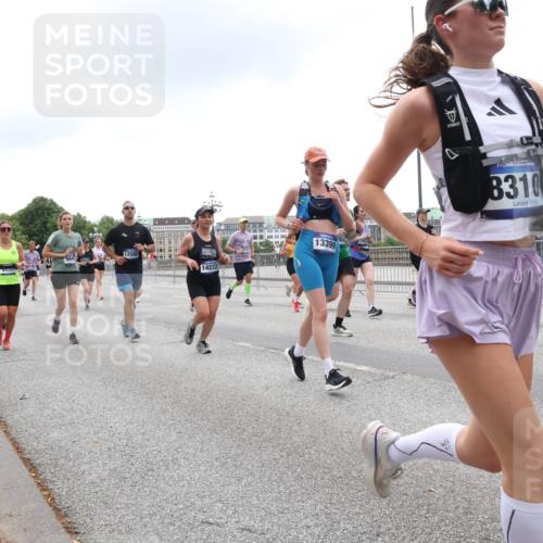 29.06.2025 - hella hamburg halbmarathon Lena Gebhardt http://msf.ph/oto/8353365 29.06.2025 10:48:01 Lombardsbrücke 9091, 14222, 13399, 8310, 1045, 1157, 1174, 1175, 1246, 1392, 1618, 1639, 1645, 1701, 1926, 2037, 2163, 2197, 2418, 2491, 2545, 2650, 2704, 2756, 2790, 2882, 2958, 3049, 3320, 3468, 3504, 3679, 3933, 4327, 4423, 4588, 4856, 5585, 5621, 5622, 5886, 5952, 7240, 7393, 7394, 7427, 7532, 7916, 7970, 8077, 8310, 8521, 8550, 8774, 9356, 9687, 9696, 9697, 9775, 9921, 10145, 10658, 10777, 10794, 10991, 11351, 11548, 11730, 11742, 11781, 11802, 11909, 12431 meine-sportfotos.de