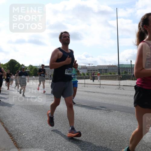 29.06.2025 - hella hamburg halbmarathon Lena Gebhardt http://msf.ph/oto/8353397 29.06.2025 10:01:14 Lombardsbrücke 2936, 15240, 18327, 71, 1802, 2490, 993, 1130, 1387, 1420, 1726, 2006, 2091, 2354, 2363, 2490, 2936, 3059, 3141, 3199, 3425, 3625, 3663, 3740, 3983, 4068, 4238, 4249, 4319, 4322, 4370, 4616, 4649, 4708, 5033, 5418, 5570, 5675, 5870, 6087, 6147, 0000, 6487, 6531, 6591, 6714, 6757, 6835, 6924, 7287, 7658, 7757, 7759, 7761, 7846, 8030, 8045, 8046, 8191, 8255, 8326, 8478, 8632, 8691, 8923, 9124, 9932, 10074, 10188, 10271, 10383, 10576, 11465 meine-sportfotos.de