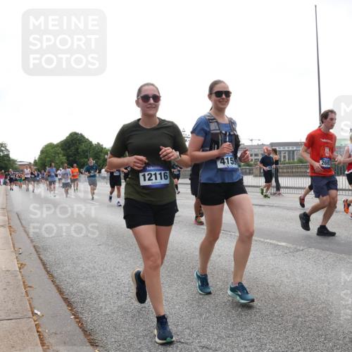 29.06.2025 - hella hamburg halbmarathon Lena Gebhardt http://msf.ph/oto/8353600 29.06.2025 10:38:49 Lombardsbrücke 12116, 415, 2693, 874, 56, 1232, 1390, 1451, 1721, 1791, 2151, 2524, 2534, 2576, 2660, 2693, 3094, 3095, 3216, 3286, 3307, 3323, 3726, 3745, 3777, 3841, 3927, 4028, 4139, 4155, 4159, 4257, 4259, 4260, 4316, 4320, 4410, 4883, 4964, 5085, 5089, 5155, 5617, 5684, 5735, 5913, 6062, 6112, 6611, 6695, 6696, 6875, 7117, 7148, 7263, 7371, 7561, 7692, 7849, 8367, 8783, 9708, 9974, 9977, 10072, 10554, 13060 meine-sportfotos.de
