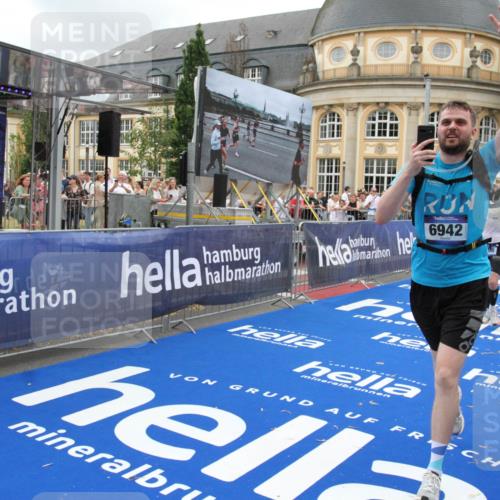 29.06.2025 - hella hamburg halbmarathon Michael Strokosch http://msf.ph/oto/8353621 29.06.2025 10:53:30 Ziel 1061, 1499, 1727, 2070, 5866, 6198, 6629, 6942, 8651, 11068, 12909, 13912, 13997, 15838, 17710, 18134 meine-sportfotos.de