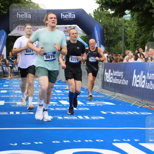 29.06.2025 - hella hamburg halbmarathon Strokosch-Dieckow http://msf.ph/oto/8353641 29.06.2025 10:52:25 Ziel 3715, 4140, 4587, 7178, 7232, 8371, 8661, 9145, 9876, 11791, 13015, 13211, 13301, 13707, 14561, 15144, 15980, 17773, 17997 meine-sportfotos.de