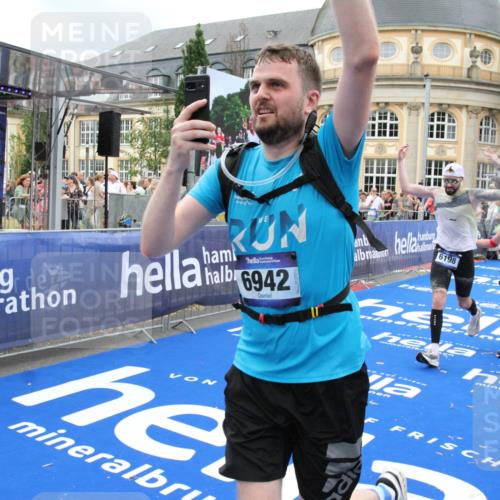 29.06.2025 - hella hamburg halbmarathon Michael Strokosch http://msf.ph/oto/8353680 29.06.2025 10:53:30 Ziel 1061, 1499, 1727, 2070, 5866, 6198, 6629, 6942, 8651, 11068, 12909, 13912, 13997, 15838, 17710, 18134 meine-sportfotos.de