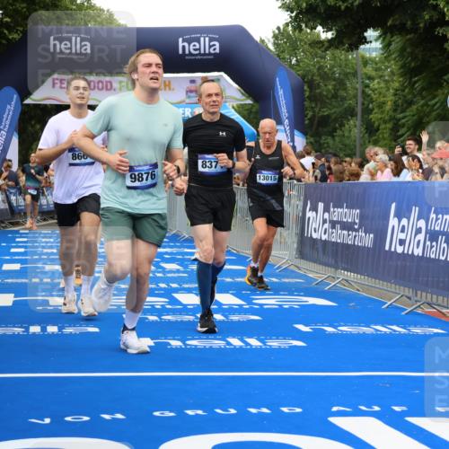 29.06.2025 - hella hamburg halbmarathon Strokosch-Dieckow http://msf.ph/oto/8353690 29.06.2025 10:52:25 Ziel 3715, 4140, 4587, 7178, 7232, 8371, 8661, 9145, 9876, 11791, 13015, 13211, 13301, 13707, 14561, 15144, 15980, 17773, 17997 meine-sportfotos.de