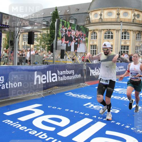 29.06.2025 - hella hamburg halbmarathon Michael Strokosch http://msf.ph/oto/8353736 29.06.2025 10:53:31 Ziel 1061, 1499, 1727, 2070, 5866, 6198, 6629, 6942, 8651, 11068, 12909, 13912, 13997, 15497, 17710, 18450 meine-sportfotos.de
