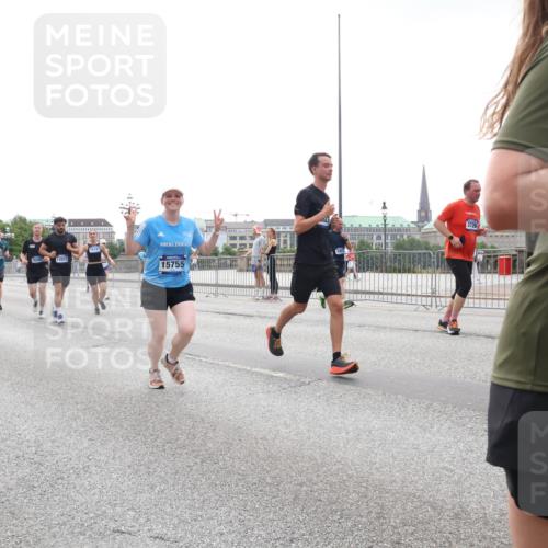 29.06.2025 - hella hamburg halbmarathon Lena Gebhardt http://msf.ph/oto/8353776 29.06.2025 10:38:49 Lombardsbrücke 16348, 16181, 15755, 3726, 121, 56, 1232, 1390, 1451, 1721, 1791, 2151, 2524, 2534, 2576, 2660, 2693, 3094, 3095, 3216, 3286, 3307, 3323, 3726, 3745, 3777, 3841, 3927, 4028, 4139, 4155, 4159, 4257, 4259, 4260, 4316, 4320, 4410, 4883, 4964, 5085, 5089, 5155, 5617, 5684, 5735, 5913, 6062, 6112, 6611, 6695, 6696, 6875, 7117, 7148, 7263, 7371, 7561, 7692, 7849, 8367, 8783, 9708, 9974, 9977, 10072, 10554, 13060 meine-sportfotos.de