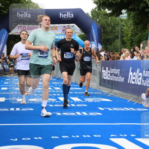 29.06.2025 - hella hamburg halbmarathon Strokosch-Dieckow http://msf.ph/oto/8353801 29.06.2025 10:52:24 Ziel 3715, 4140, 4587, 6164, 7178, 7232, 7896, 8371, 8661, 9145, 9876, 11791, 13015, 13211, 13707, 14561, 15144, 15446, 15980, 17773, 17997 meine-sportfotos.de