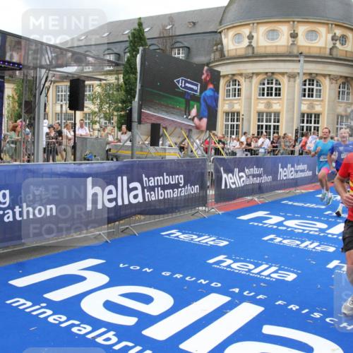 29.06.2025 - hella hamburg halbmarathon Michael Strokosch http://msf.ph/oto/8353844 29.06.2025 10:53:33 Ziel 1030, 1061, 1098, 1499, 1783, 2070, 5866, 6198, 6628, 6629, 11068, 12909, 13912, 13997, 15113, 15497, 17710, 18450, 18612 meine-sportfotos.de
