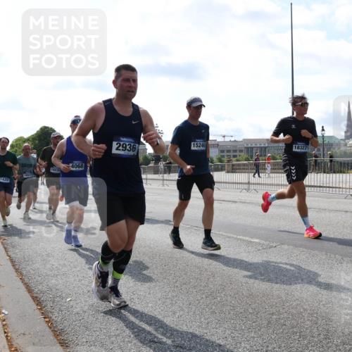29.06.2025 - hella hamburg halbmarathon Lena Gebhardt http://msf.ph/oto/8353991 29.06.2025 10:01:16 Lombardsbrücke 1420, 16517, 4068, 16530, 2936, 15240, 18327, 1130, 1387, 1420, 1726, 2006, 2091, 2354, 2363, 2490, 2936, 3199, 3425, 3625, 3663, 3740, 4068, 4238, 4249, 4319, 4322, 4370, 4616, 4649, 4708, 5033, 5418, 5570, 5675, 5870, 6087, 6147, 6281, 0000, 6302, 6487, 6531, 6591, 6714, 6757, 6835, 6924, 7287, 7658, 7757, 7759, 7761, 7846, 8030, 8045, 8046, 8191, 8255, 8326, 8392, 8632, 8691, 8923, 9124, 9932, 10074, 10188, 10271, 10383, 10576, 11043, 11465 meine-sportfotos.de