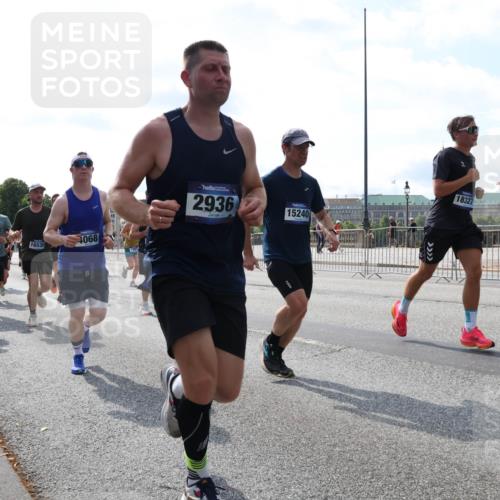 29.06.2025 - hella hamburg halbmarathon Lena Gebhardt http://msf.ph/oto/8354050 29.06.2025 10:01:16 Lombardsbrücke 16517, 16530, 4068, 1420, 2936, 15240, 18327, 1130, 1387, 1420, 1726, 2006, 2091, 2354, 2363, 2490, 2936, 3199, 3425, 3625, 3663, 3740, 4068, 4238, 4249, 4319, 4322, 4370, 4616, 4649, 4708, 5033, 5418, 5570, 5675, 5870, 6087, 6147, 6281, 0000, 6302, 6487, 6531, 6591, 6714, 6757, 6835, 6924, 7287, 7658, 7757, 7759, 7761, 7846, 8030, 8045, 8046, 8191, 8255, 8326, 8392, 8632, 8691, 8923, 9124, 9932, 10074, 10188, 10271, 10383, 10576, 11043, 11465 meine-sportfotos.de